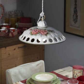 lampada a sospensione in ceramica su tavolo