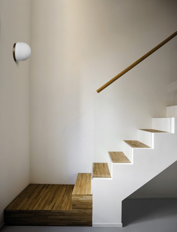 Luxury,Apartment,,Wooden,Staircase,And,White,Walls